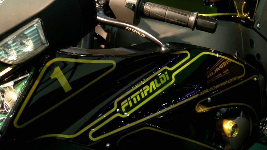 Esportiva conta com pintura exclusiva | <a href="https://preprod.quatrorodas.abril.com.br/moto/noticias/fittipaldi-ganha-moto-kawasaki-sua-homenagem-642231.shtml" rel="migration">Leia mais</a>