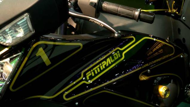 Esportiva conta com pintura exclusiva | <a href="https://preprod.quatrorodas.abril.com.br/moto/noticias/fittipaldi-ganha-moto-kawasaki-sua-homenagem-642231.shtml" rel="migration">Leia mais</a> Esportiva conta com pintura exclusiva | <a href="https://preprod.quatrorodas.abril.com.br/moto/noticias/fittipaldi-ganha-moto-kawasaki-sua-homenagem-642231.shtml" rel="migration">Leia mais</a>