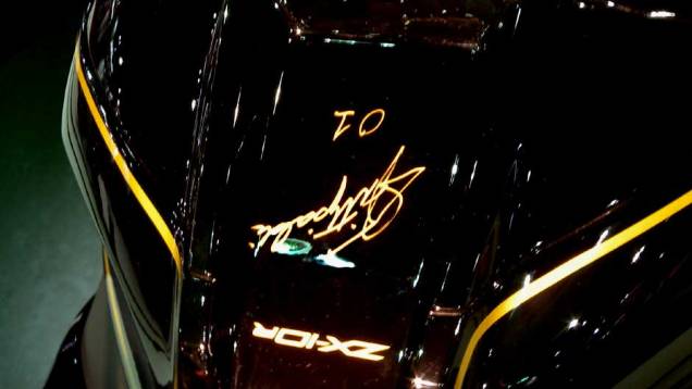Motos vêm identificadas e autografadas | <a href="https://preprod.quatrorodas.abril.com.br/moto/noticias/fittipaldi-ganha-moto-kawasaki-sua-homenagem-642231.shtml" rel="migration">Leia mais</a> Motos vêm identificadas e autografadas | <a href="https://preprod.quatrorodas.abril.com.br/moto/noticias/fittipaldi-ganha-moto-kawasaki-sua-homenagem-642231.shtml" rel="migration">Leia mais</a>