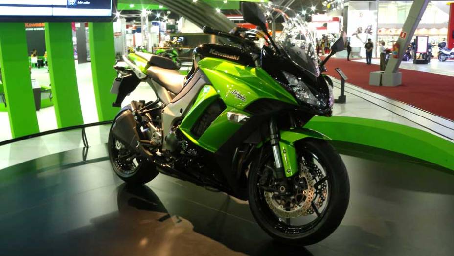 Modelo é a versão carenada da Z1000 | <a href="https://preprod.quatrorodas.abril.com.br/moto/noticias/kawasaki-tera-nova-integrante-familia-ninja-642159.shtml" rel="migration">Leia mais</a>