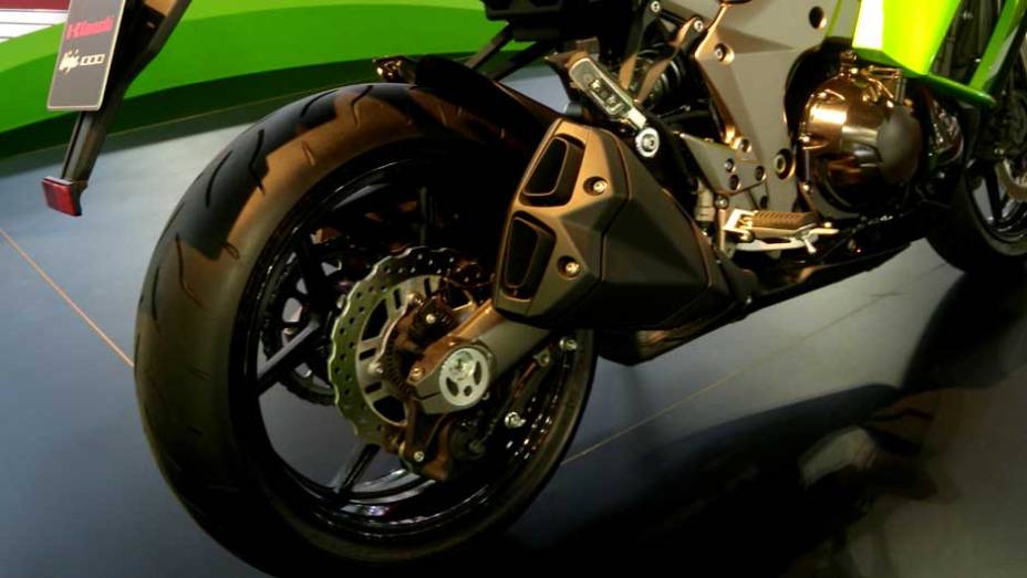 Esportiva tem motor de 138 cv | <a href="https://preprod.quatrorodas.abril.com.br/moto/noticias/kawasaki-tera-nova-integrante-familia-ninja-642159.shtml" rel="migration">Leia mais</a>