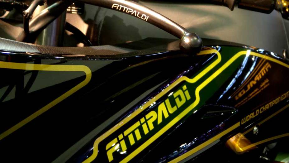 Componentes da marca Fittipaldi estão na moto | <a href="https://preprod.quatrorodas.abril.com.br/moto/noticias/fittipaldi-ganha-moto-kawasaki-sua-homenagem-642231.shtml" rel="migration">Leia mais</a>