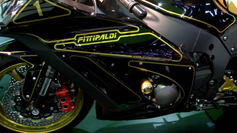 Moto tem motor de 210 cv | <a href="https://preprod.quatrorodas.abril.com.br/moto/noticias/fittipaldi-ganha-moto-kawasaki-sua-homenagem-642231.shtml" rel="migration">Leia mais</a>