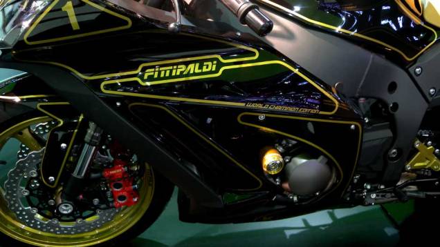 Moto tem motor de 210 cv | <a href="https://preprod.quatrorodas.abril.com.br/moto/noticias/fittipaldi-ganha-moto-kawasaki-sua-homenagem-642231.shtml" rel="migration">Leia mais</a> Moto tem motor de 210 cv | <a href="https://preprod.quatrorodas.abril.com.br/moto/noticias/fittipaldi-ganha-moto-kawasaki-sua-homenagem-642231.shtml" rel="migration">Leia mais</a>