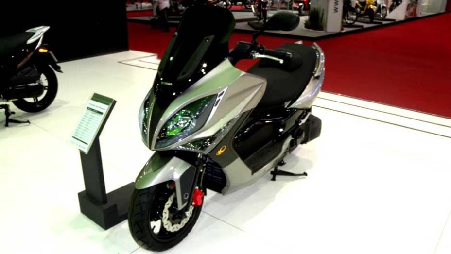 Xciting 500 Ri tem motor de 498cc | <a href="https://preprod.quatrorodas.abril.com.br/moto/noticias/kawasaki-ingressa-segmento-scooters-642233.shtml" rel="migration">Leia mais</a>