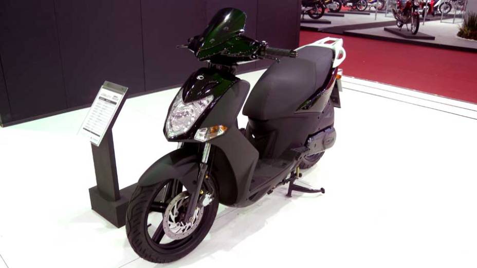 Motor monocilíndrico é de 163 cc | <a href="https://preprod.quatrorodas.abril.com.br/moto/noticias/kawasaki-ingressa-segmento-scooters-642233.shtml" rel="migration">Leia mais</a>