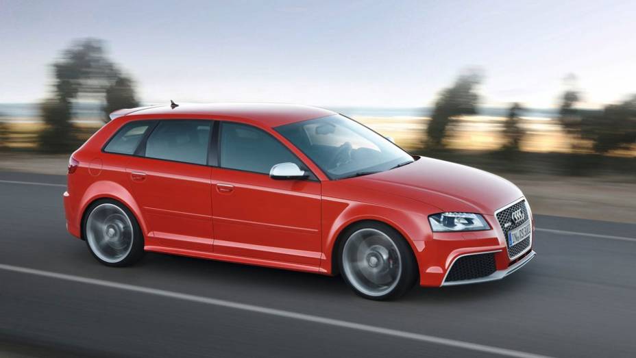 Modelo pesa somente 1.575 kg | <a href="https://preprod.quatrorodas.abril.com.br/noticias/audi-rs3-sportback-chega-ao-brasil-r-298-mil-304559_p.shtml" rel="migration">Leia mais</a>