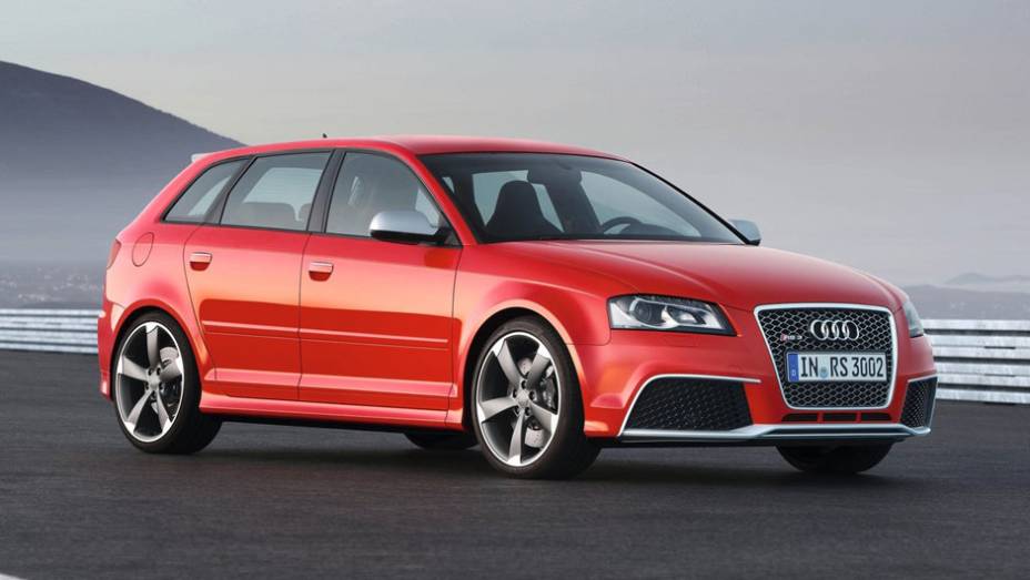 Faróis de xenon e spoiler dianteiro equipam o esportivo | <a href="https://preprod.quatrorodas.abril.com.br/noticias/audi-rs3-sportback-chega-ao-brasil-r-298-mil-304559_p.shtml" rel="migration">Leia mais</a>