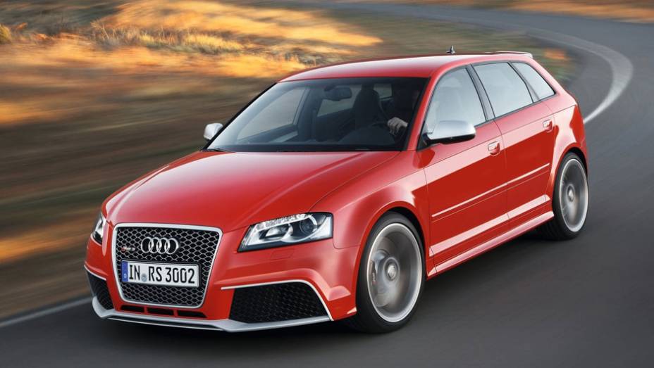 Rodas são de 19 polegadas | <a href="https://preprod.quatrorodas.abril.com.br/noticias/audi-rs3-sportback-chega-ao-brasil-r-298-mil-304559_p.shtml" rel="migration">Leia mais</a>