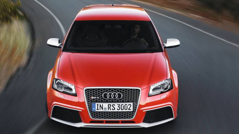 Carro tem entradas de ar | <a href="https://preprod.quatrorodas.abril.com.br/noticias/audi-rs3-sportback-chega-ao-brasil-r-298-mil-304559_p.shtml" rel="migration">Leia mais</a>