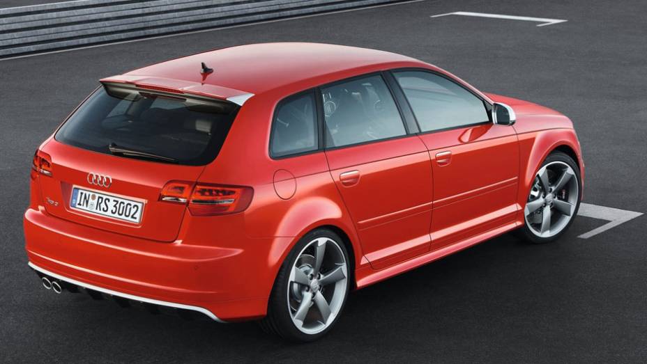 Carro também tem controle de estabilidade | <a href="https://preprod.quatrorodas.abril.com.br/noticias/audi-rs3-sportback-chega-ao-brasil-r-298-mil-304559_p.shtml" rel="migration">Leia mais</a>