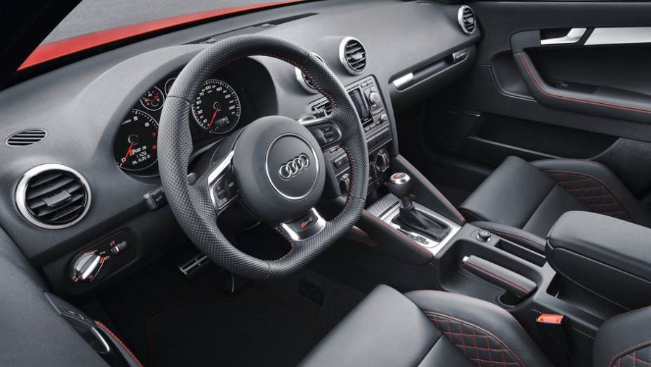 Volante em couro é multifuncional | <a href="https://preprod.quatrorodas.abril.com.br/noticias/audi-rs3-sportback-chega-ao-brasil-r-298-mil-304559_p.shtml" rel="migration">Leia mais</a>