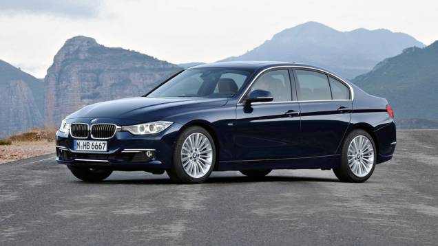Sexta geração do sedã chega em fevereiro de 2012 | <a href="https://preprod.quatrorodas.abril.com.br/carros/lancamentos/bmw-serie-3-643331.shtml" rel="migration">Leia mais</a> Sexta geração do sedã chega em fevereiro de 2012 | <a href="https://preprod.quatrorodas.abril.com.br/carros/lancamentos/bmw-serie-3-643331.shtml" rel="migration">Leia mais</a>