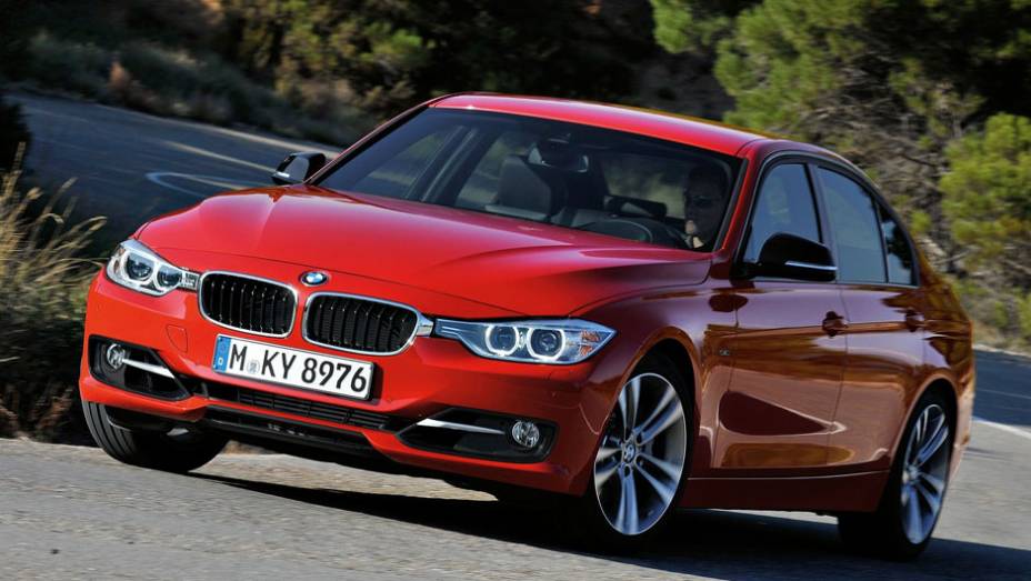 Modelo ter&aacute; duas op&ccedil;&otilde;es de motor a gasolina e duas a diesel | <a href="https://preprod.quatrorodas.abril.com.br/carros/lancamentos/bmw-serie-3-643331.shtml" rel="migration">Leia mais</a>