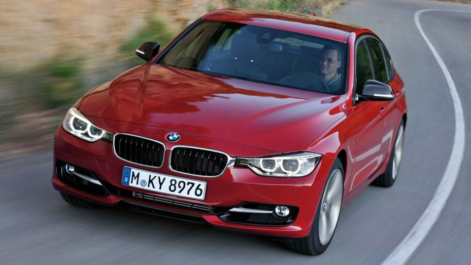 Versão mais potente a gasolina tem 306 cv de potência | <a href="https://preprod.quatrorodas.abril.com.br/carros/lancamentos/bmw-serie-3-643331.shtml" rel="migration">Leia mais</a>