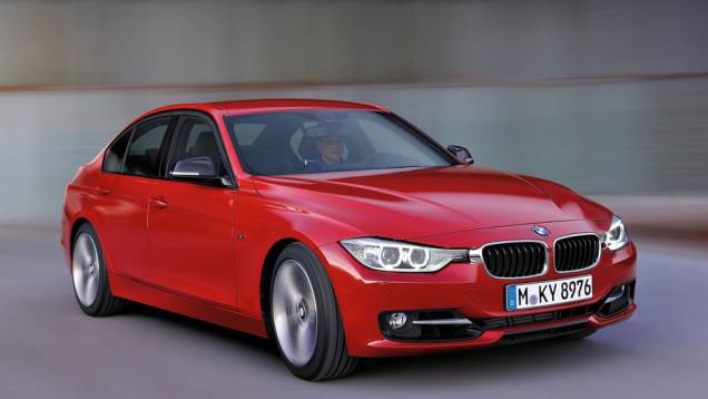Na Europa, os preços variam de 35.350 a 43.600 euros | <a href="https://preprod.quatrorodas.abril.com.br/carros/lancamentos/bmw-serie-3-643331.shtml" rel="migration">Leia mais</a> Na Europa, os preços variam de 35.350 a 43.600 euros | <a href="https://preprod.quatrorodas.abril.com.br/carros/lancamentos/bmw-serie-3-643331.shtml" rel="migration">Leia mais</a>