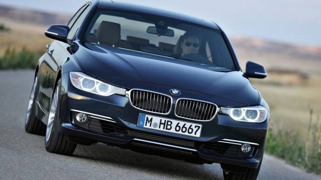 O sedã está 93 mm mais comprido que seu antecessor | <a href="https://preprod.quatrorodas.abril.com.br/carros/lancamentos/bmw-serie-3-643331.shtml" rel="migration">Leia mais</a> O sedã está 93 mm mais comprido que seu antecessor | <a href="https://preprod.quatrorodas.abril.com.br/carros/lancamentos/bmw-serie-3-643331.shtml" rel="migration">Leia mais</a>