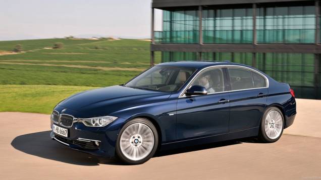 Serão oferecidos três pacotes de acabamento: Sport Line, Modern Line e Luxury Line | <a href="https://preprod.quatrorodas.abril.com.br/carros/lancamentos/bmw-serie-3-643331.shtml" rel="migration">Leia mais</a> Serão oferecidos três pacotes de acabamento: Sport Line, Modern Line e Luxury Line | <a href="https://preprod.quatrorodas.abril.com.br/carros/lancamentos/bmw-serie-3-643331.shtml" rel="migration">Leia mais</a>