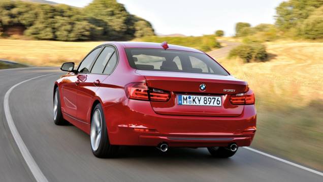Transmissão pode ser automática de oito velocidades | <a href="https://preprod.quatrorodas.abril.com.br/carros/lancamentos/bmw-serie-3-643331.shtml" rel="migration">Leia mais</a> Transmissão pode ser automática de oito velocidades | <a href="https://preprod.quatrorodas.abril.com.br/carros/lancamentos/bmw-serie-3-643331.shtml" rel="migration">Leia mais</a>