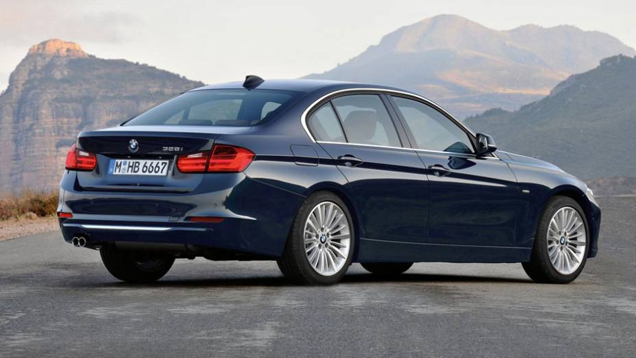 Lista de equipamentos também inclui sistema de infotainment ConnectedDrive | <a href="https://preprod.quatrorodas.abril.com.br/carros/lancamentos/bmw-serie-3-643331.shtml" rel="migration">Leia mais</a>