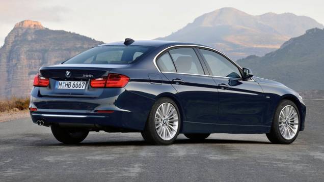 Lista de equipamentos também inclui sistema de infotainment ConnectedDrive | <a href="https://preprod.quatrorodas.abril.com.br/carros/lancamentos/bmw-serie-3-643331.shtml" rel="migration">Leia mais</a> Lista de equipamentos também inclui sistema de infotainment ConnectedDrive | <a href="https://preprod.quatrorodas.abril.com.br/carros/lancamentos/bmw-serie-3-643331.shtml" rel="migration">Leia mais</a>