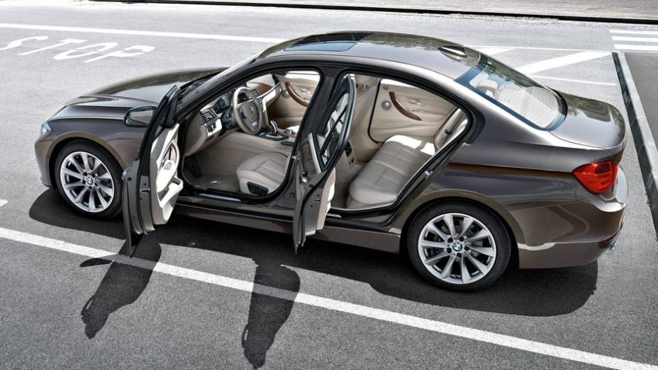 Acabamento da divisão esportiva M também está disponível | <a href="https://preprod.quatrorodas.abril.com.br/carros/lancamentos/bmw-serie-3-643331.shtml" rel="migration">Leia mais</a>