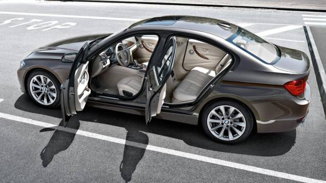 Acabamento da divisão esportiva M também está disponível | <a href="https://preprod.quatrorodas.abril.com.br/carros/lancamentos/bmw-serie-3-643331.shtml" rel="migration">Leia mais</a> Acabamento da divisão esportiva M também está disponível | <a href="https://preprod.quatrorodas.abril.com.br/carros/lancamentos/bmw-serie-3-643331.shtml" rel="migration">Leia mais</a>