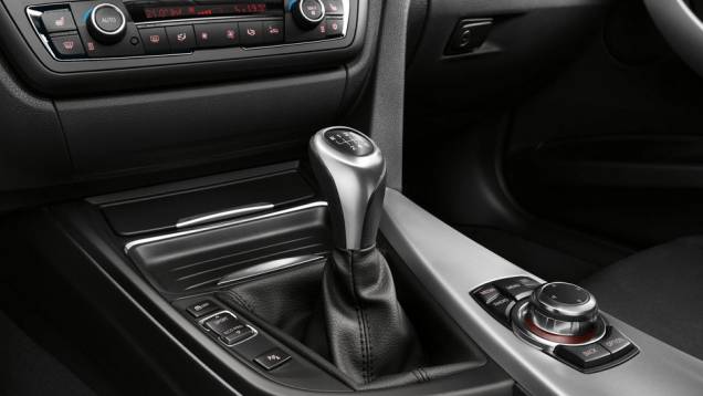 <a href="https://preprod.quatrorodas.abril.com.br/carros/lancamentos/bmw-serie-3-643331.shtml" rel="migration">Leia Mais</a> <a href="https://preprod.quatrorodas.abril.com.br/carros/lancamentos/bmw-serie-3-643331.shtml" rel="migration">Leia Mais</a>