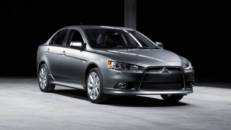 Grade &eacute; em formato de trap&eacute;zio e no estilo jetfighter | <a href="https://preprod.quatrorodas.abril.com.br/carros/lancamentos/mitsubishi-lancer-644557.shtml" rel="migration">Leia mais</a>