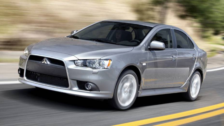 Lancer vai estar dispon&iacute;vel com c&acirc;mbio manual ou CVT | <a href="https://preprod.quatrorodas.abril.com.br/carros/lancamentos/mitsubishi-lancer-644557.shtml" rel="migration">Leia mais</a>