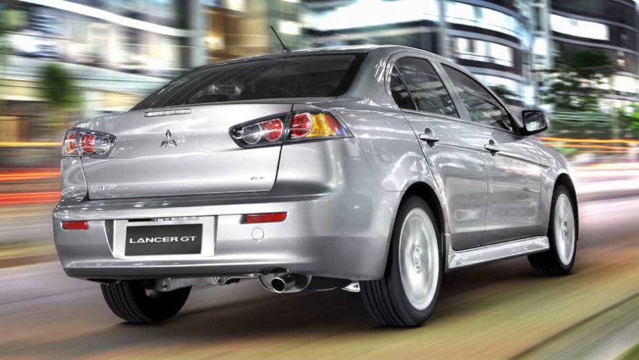 Ponta de escape &eacute; cromada | <a href="https://preprod.quatrorodas.abril.com.br/carros/lancamentos/mitsubishi-lancer-644557.shtml" rel="migration">Leia mais</a>