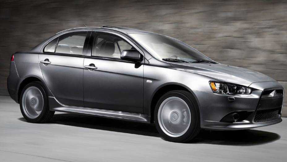 Lancer conta com freios ABS com EBD e BAS | <a href="https://preprod.quatrorodas.abril.com.br/carros/lancamentos/mitsubishi-lancer-644557.shtml" rel="migration">Leia mais</a>
