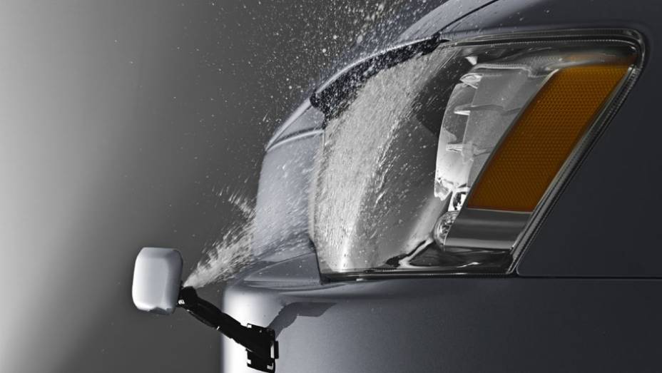 Lavadores de farol est&atilde;o dispon&iacute;veis na vers&atilde;o GT | <a href="https://preprod.quatrorodas.abril.com.br/carros/lancamentos/mitsubishi-lancer-644557.shtml" rel="migration">Leia mais</a>