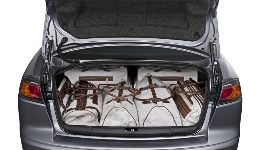 Porta-malas tem capacidade para 413 litros | <a href="https://preprod.quatrorodas.abril.com.br/carros/lancamentos/mitsubishi-lancer-644557.shtml" rel="migration">Leia mais</a>