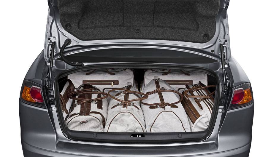 Porta-malas tem capacidade para 413 litros | <a href="https://preprod.quatrorodas.abril.com.br/carros/lancamentos/mitsubishi-lancer-644557.shtml" rel="migration">Leia mais</a>