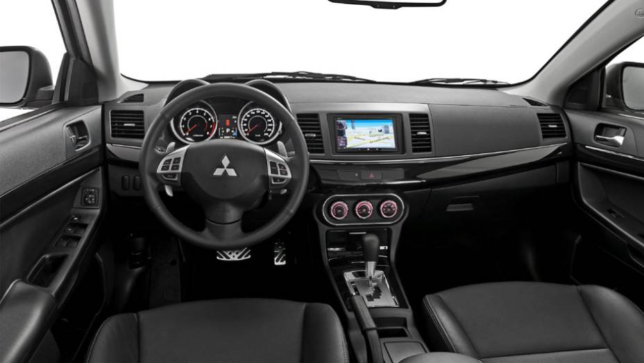 Bancos de couro e sistema multim&iacute;dia com tela touch v&ecirc;m na vers&atilde;o GT | <a href="https://preprod.quatrorodas.abril.com.br/carros/lancamentos/mitsubishi-lancer-644557.shtml" rel="migration">Leia mais</a>