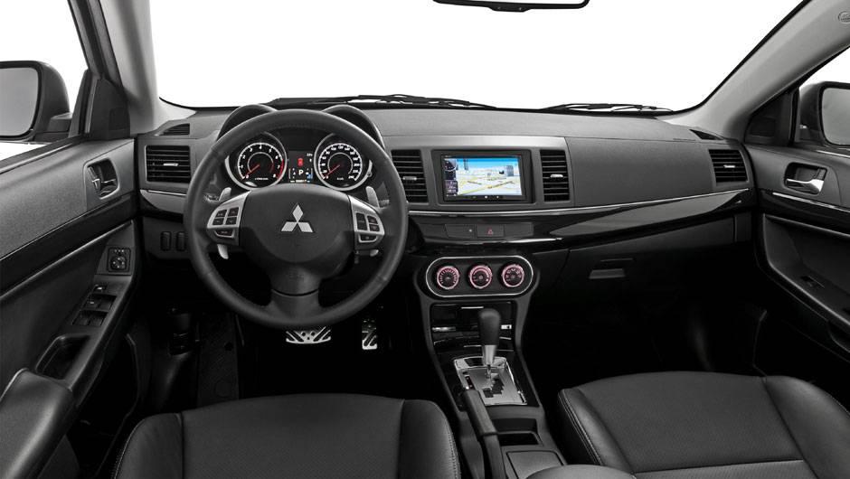 Bancos de couro e sistema multim&iacute;dia com tela touch v&ecirc;m na vers&atilde;o GT | <a href="https://preprod.quatrorodas.abril.com.br/carros/lancamentos/mitsubishi-lancer-644557.shtml" rel="migration">Leia mais</a>