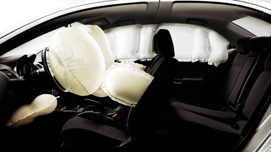 Modelo conta com nove airbags | <a href="https://preprod.quatrorodas.abril.com.br/carros/lancamentos/mitsubishi-lancer-644557.shtml" rel="migration">Leia mais</a>
