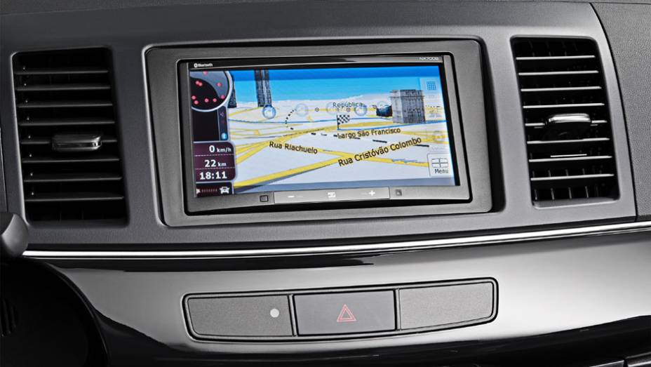 GPS est&aacute; integrado ao sistema multim&iacute;dia | <a href="https://preprod.quatrorodas.abril.com.br/carros/lancamentos/mitsubishi-lancer-644557.shtml" rel="migration">Leia mais</a>