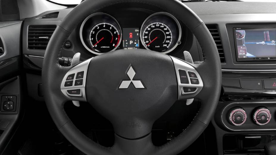 Volante tem comandos do r&aacute;dio e do piloto autom&aacute;tico | <a href="https://preprod.quatrorodas.abril.com.br/carros/lancamentos/mitsubishi-lancer-644557.shtml" rel="migration">Leia mais</a>