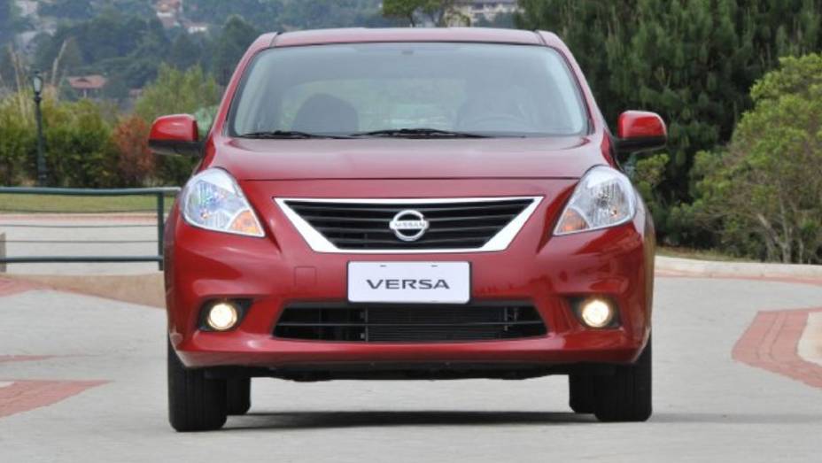 Na frente, traços arredondados e retos se misturam. | <a href="https://preprod.quatrorodas.abril.com.br/carros/lancamentos/nissan-versa-644769.shtml" rel="migration">Leia mais</a>