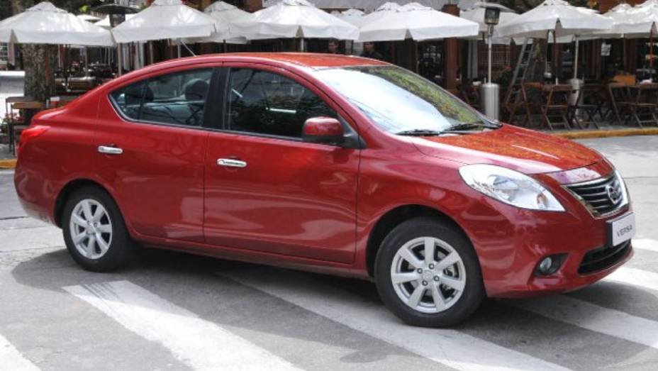 A boa distância entre-eixos garante espaço interno de sedã médio | <a href="https://preprod.quatrorodas.abril.com.br/carros/lancamentos/nissan-versa-644769.shtml" rel="migration">Leia mais</a>