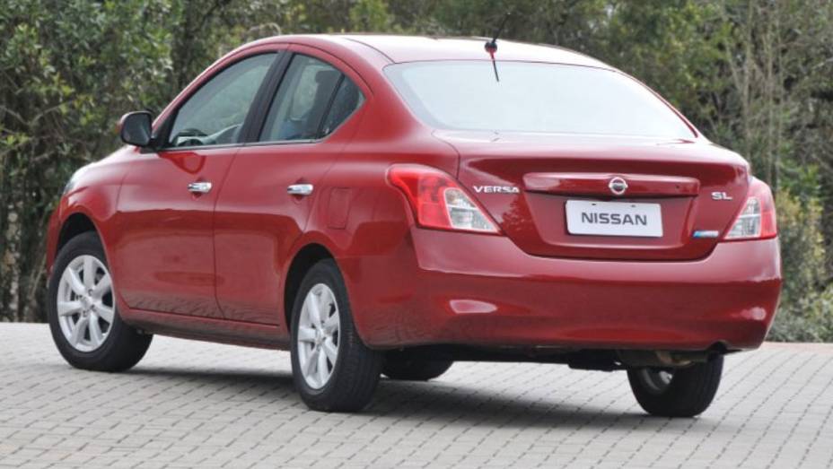 O desenho da traseira promete dividir opini&otilde;es | <a href="https://preprod.quatrorodas.abril.com.br/carros/lancamentos/nissan-versa-644769.shtml" rel="migration">Leia mais</a>