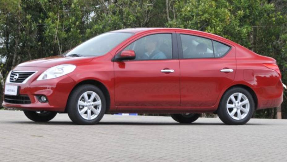 Design n&atilde;o &eacute; ponto forte do Versa | <a href="https://preprod.quatrorodas.abril.com.br/carros/lancamentos/nissan-versa-644769.shtml" rel="migration">Leia mais</a>