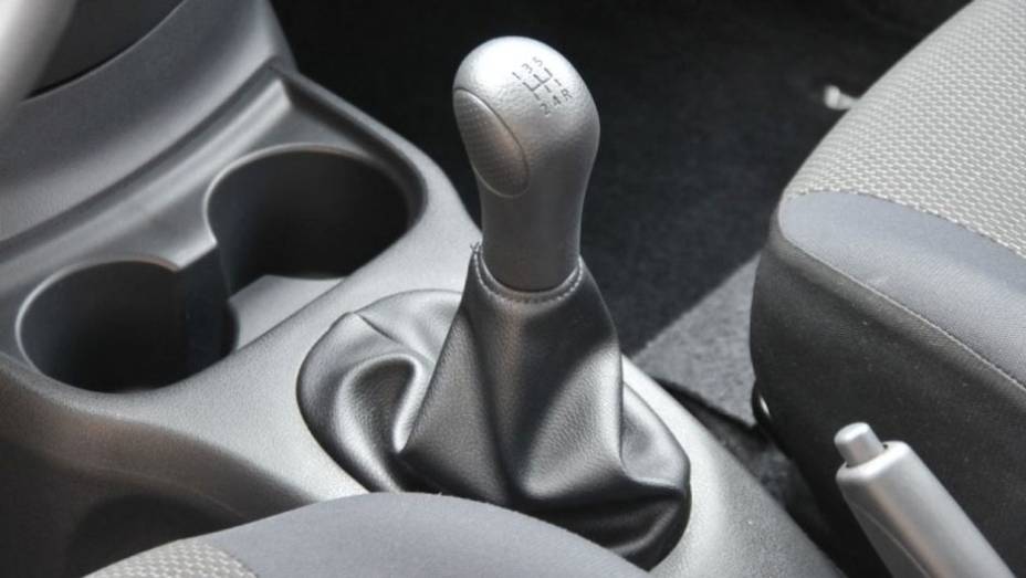 O Versa será vendido apenas com câmbio manual | <a href="https://preprod.quatrorodas.abril.com.br/carros/lancamentos/nissan-versa-644769.shtml" rel="migration">Leia mais</a>