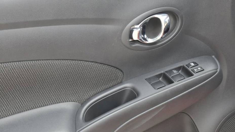 Acabamento interno é simples, mas sem rebarbas | <a href="https://preprod.quatrorodas.abril.com.br/carros/lancamentos/nissan-versa-644769.shtml" rel="migration">Leia mais</a>