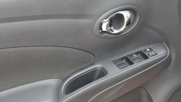 Acabamento interno é simples, mas sem rebarbas | <a href="https://preprod.quatrorodas.abril.com.br/carros/lancamentos/nissan-versa-644769.shtml" rel="migration">Leia mais</a> Acabamento interno é simples, mas sem rebarbas | <a href="https://preprod.quatrorodas.abril.com.br/carros/lancamentos/nissan-versa-644769.shtml" rel="migration">Leia mais</a>
