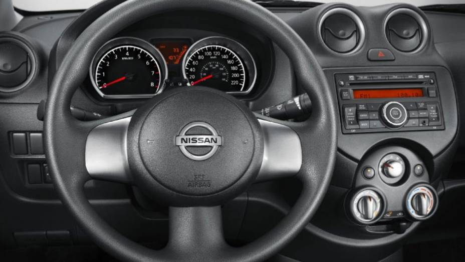 Painel lembra muito o do compacto March | <a href="https://preprod.quatrorodas.abril.com.br/carros/lancamentos/nissan-versa-644769.shtml" rel="migration">Leia mais</a>