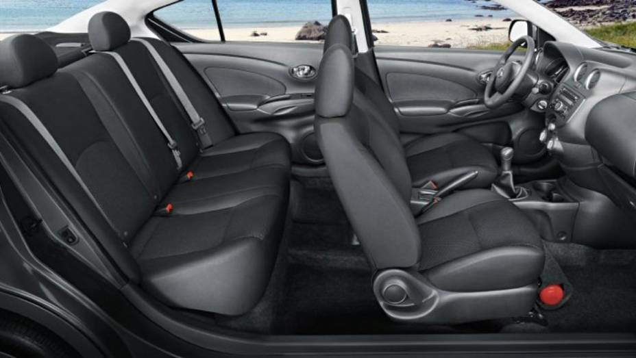 Quem viaja atrás tem muito espaço para as pernas | <a href="https://preprod.quatrorodas.abril.com.br/carros/lancamentos/nissan-versa-644769.shtml" rel="migration">Leia mais</a>