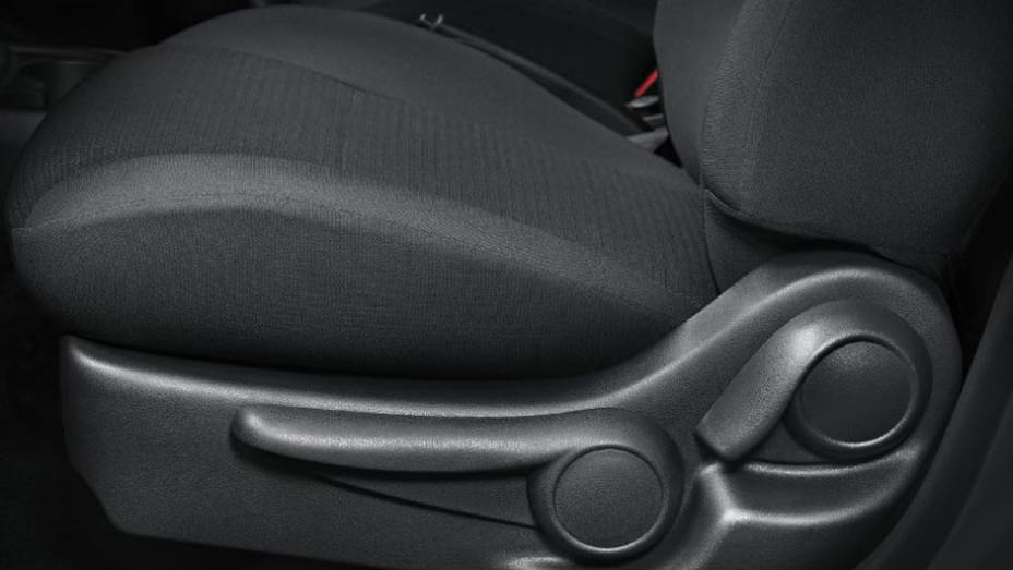 O banco do motorista tem regulagem de altura | <a href="https://preprod.quatrorodas.abril.com.br/carros/lancamentos/nissan-versa-644769.shtml" rel="migration">Leia mais</a>